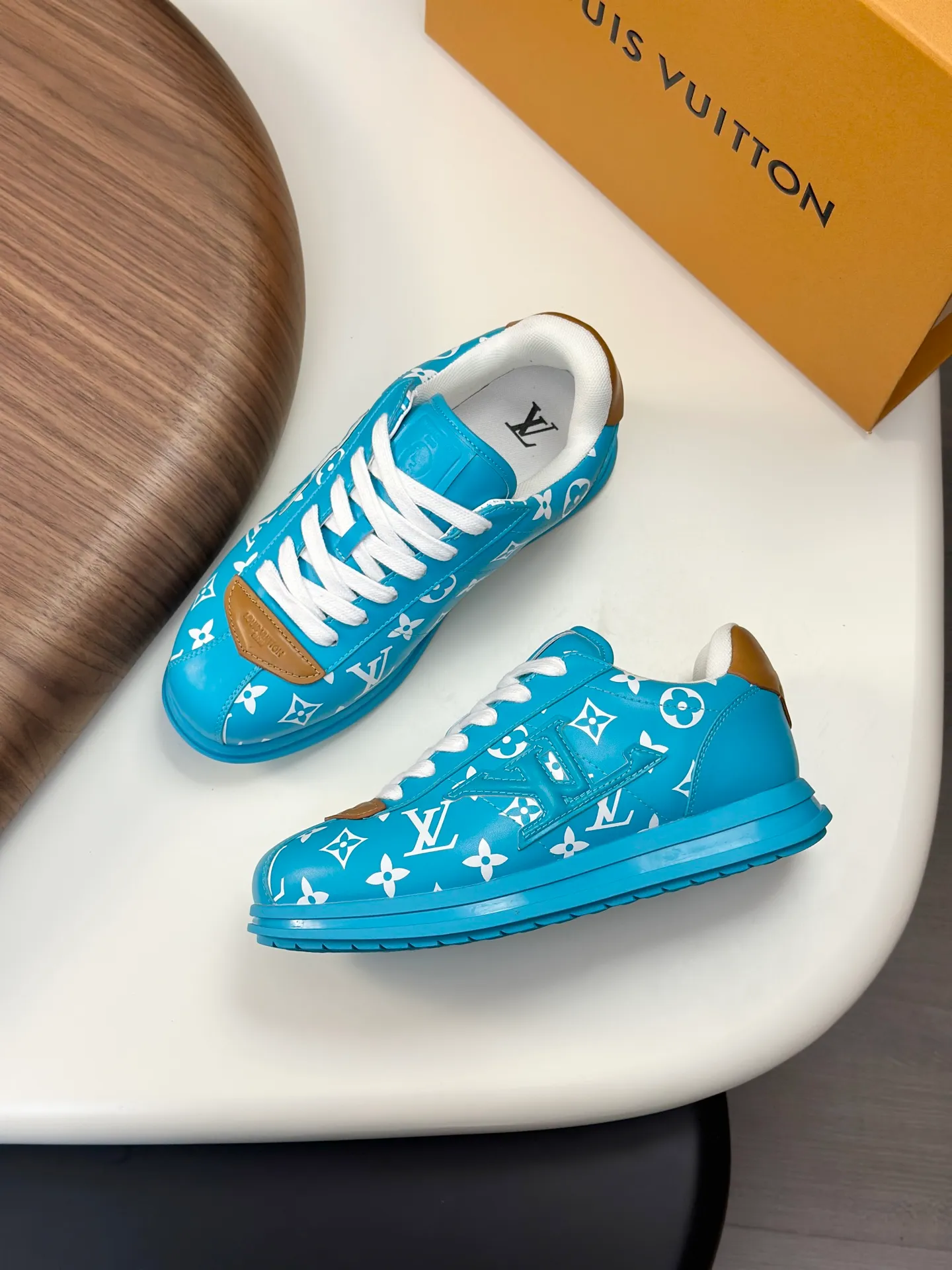 Factory direct sale ¥700💰Full set of packaging💰Top version LV-Louis Vuitton-Classic catwalk new style 1:1 developed replica of the original version! ! The upper foot is very comfortable. It is made of luxurious materials and fine workmanship. The midsole is printed with English letters "Made in Europe". The upper is made of calfskin imported from Italy. The side is decorated with the brand's LOGO and signature. The latest latex foot pads and mesh lining make the foot feel super comfortable. The original two-color TPU combination outsole is specially provided by the original factory. Bag technology Goodyear stitched edges Fabric: Exclusive custom first-layer cowhide Accessories: Exclusive private model Vuitton logo, lining: Customized silk mesh lining - first-layer silk cowhide lining Outsole: TPU combination outsole wear-resistant, non-slip and anti-yellowing Foot pads: new latex pads-mesh sweat-absorbent Counter technology: fully computerized sewing machine wire drawing Toe box back cover Hot and cold shaping Full set of pull-top last with medium and low logo pattern Counter packaging - Shoelaces, certificates, cards, instructions, certificates of quality, dust bags, the most comprehensive packaging on the Internet, men's size 339-44 (38/45 custom-made, non-refundable!